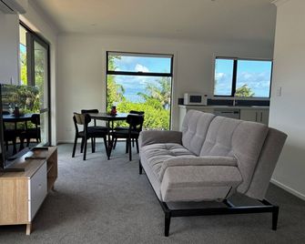 Newly built self-contained auxiliary unit in awesome Thornton Bay - Thames - Soggiorno