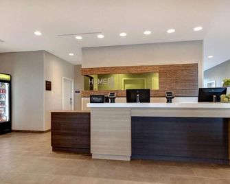 Retreat in the Heart of the Strip! Pet-friendly, Outdoor Pool, Free Breakfast! - Las Vegas - Front desk