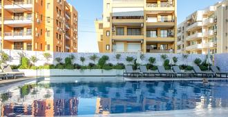 Best Western Plus Larco Hotel - Larnaka - Piscina