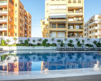 Best Western Plus Larco Hotel - Larnaca - Zwembad