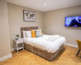 Easy 2 Manage Wisteria House, Heathrow Retreat, Free Parking - Slough - Bedroom