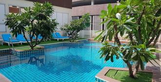 西隆富麗薩通酒店 - 曼谷 - 游泳池