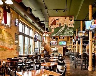 Historical Building Right On The Square in Downtown San Marcos! No Pets! - San Marcos - Restaurante