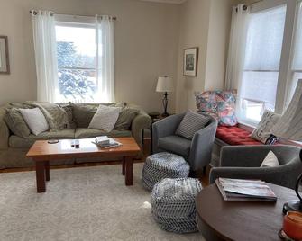 Charming 5 Bedroom, 2 Bath House in the Village, 2 Blocks from the lake. - Cazenovia - Living room