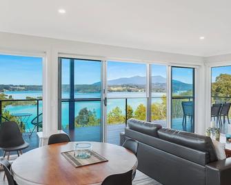 Hillcrest Views of Wagonga - Kianga - Sala de estar