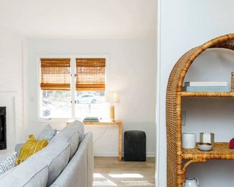 Southern Serenity Fenced In Yard Pet Fri - Charleston - Living room