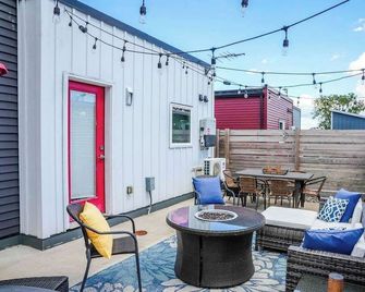 Eclipse Hot Tub And Billiards in Downtow - Geneva - Patio