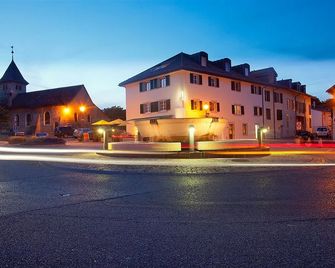 Hôtel Restaurant La Croix Verte Vich - Gland - Budova