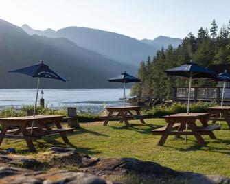 Backeddy Resort And Marina - Egmont - Patio