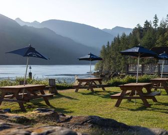 Backeddy Resort And Marina - אגמונט - פטיו