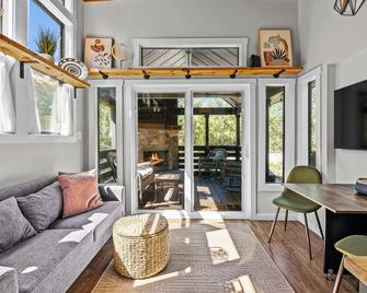 Premium- Blackbird Tinyhome. - Mineral Wells - Huiskamer