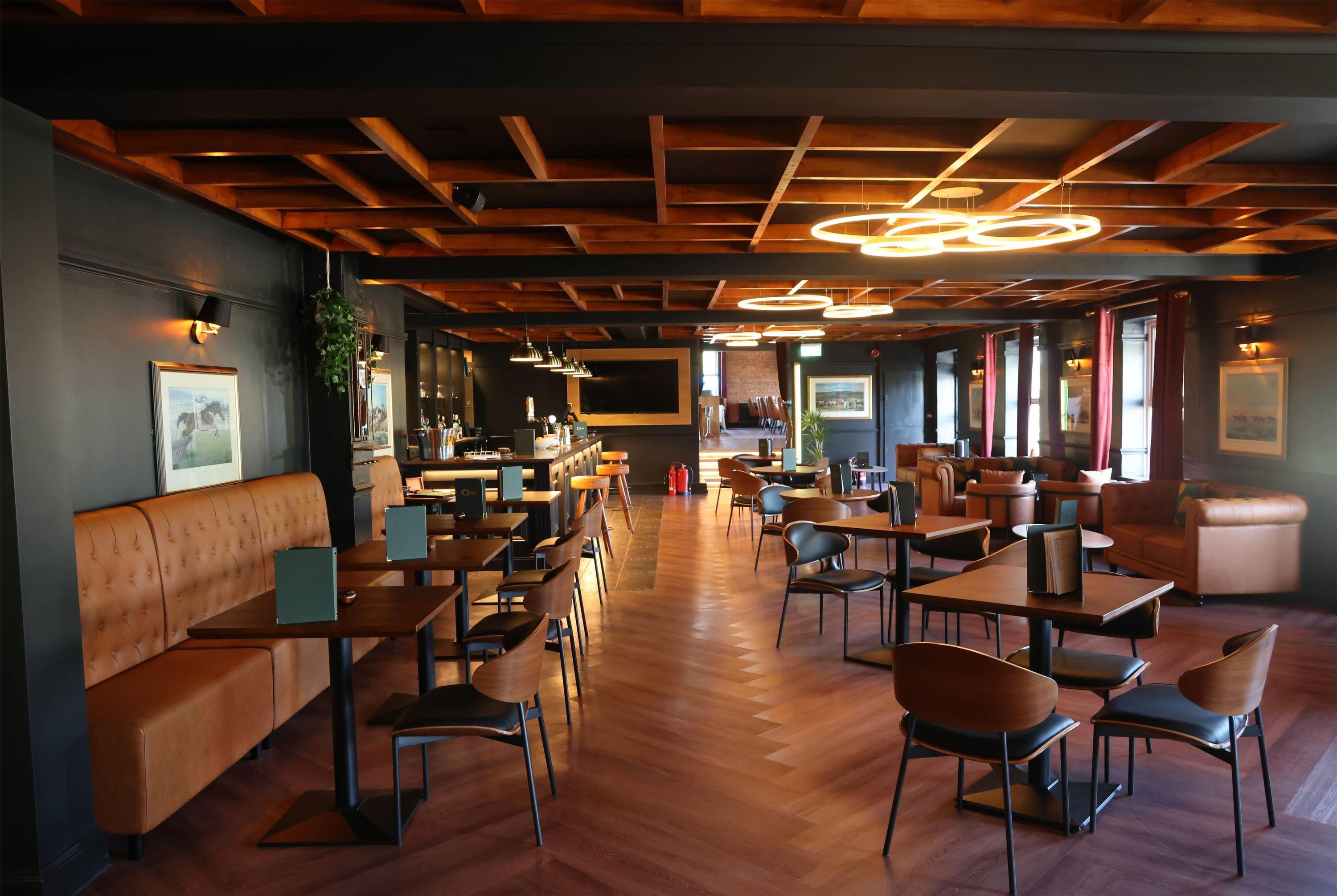 Ramada by Wyndham Cheltenham - צ'לטנהאם - בר