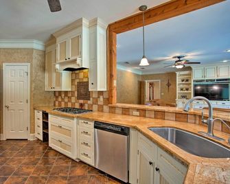 Spacious Stallion Lake Ranch Home w/ Patio - Lindale - Kitchen