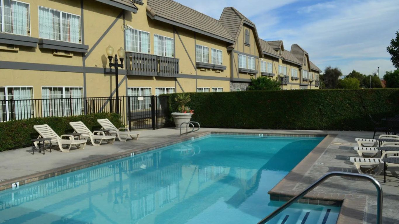 Folk Inn Ontario Airport