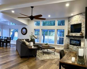 Tar Creek Ranch House - Arroyo Grande - Living room