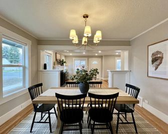 The Winston, Gorgeous! 4 Bdrm w/ Hot Tub & Firepit, Local Golfing 50% Off! - Baker City - Dining room