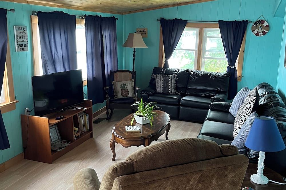 Sunset Cabin on Lake Champlain, Vermont. Roomy, Rustic, Waterfront - Family Fun! - Saint Albans - Living room