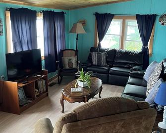 Sunset Cabin on Lake Champlain, Vermont. Roomy, Rustic, Waterfront - Family Fun! - Saint Albans - Living room