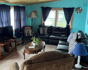 Sunset Cabin on Lake Champlain, Vermont. Roomy, Rustic, Waterfront - Family Fun! - Saint Albans - Living room