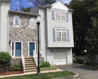 3 Bedroom Townhouse. - Rahway - Building