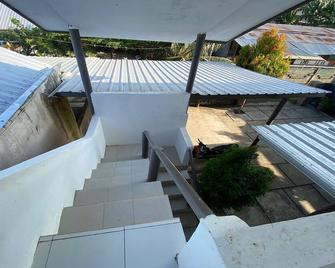 OYO Life 93154 White Kos Jenggala - Tanjung