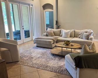 Spacious 4BR Retreat 2 Master suites near Disney. Perfect for families - Ocoee - Sala de estar