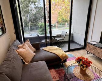 Cosmo Stays- Boutique Apartment Perfect Location - Melbourne - Living room