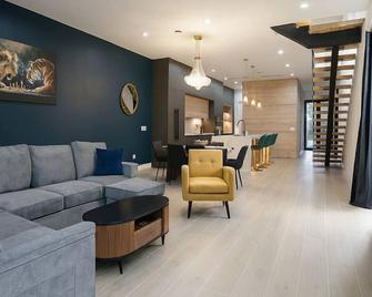 Jungle Serene Lux Home with Pool Sauna Ice Bath - Fort Lauderdale - Living room