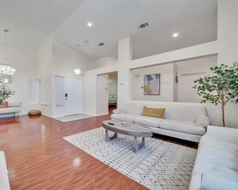 # Marbella Lane - 4br Lavish Castle Retreat - Indio - Living room