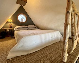 Moose Cabin - Mountain Views, Hear Rushing River, Private, Pet Friendly - Fishtail - Bedroom