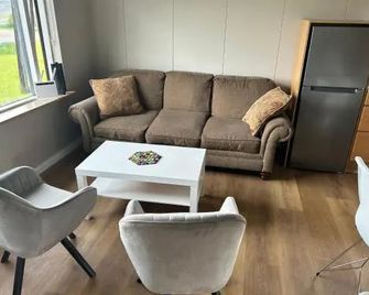 Bjarkarholt Guesthouse - Patreksfjordur - Sala de estar