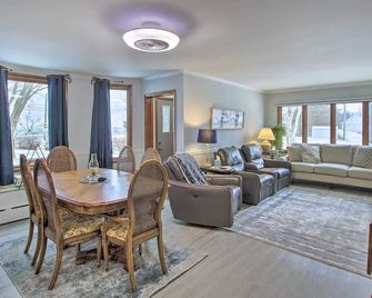 Two Rivers Thiede House - Walk to Lake Michigan! - Two Rivers - Huiskamer