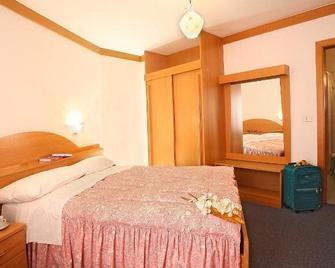 Hotel Fiorenza - Campitello di Fassa - Schlafzimmer
