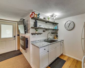 Lakeside Reeds Spring Home w/ Deck & Pool Access! - Reeds Spring