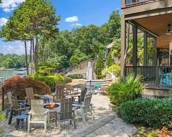 Gorgeous lakefront home with infinity pool, pickleball court, stunning lake view - Dawsonville - Patio