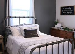 Maple Lawn | 2 Bed, 1.5 Bath - Gettysburg - Bedroom