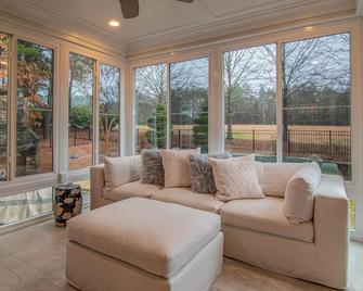 Escape to Wilderness Bliss in a Luxury Lodge Your Ultimate Nature Retreat Awaits - Moose - Living room