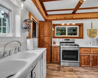 Where We Roam Log Cabin with Mountain Views - Kellogg - Kitchen