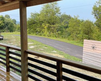 Peaceful cabin with AC in charming Tazewell. Welcome to relaxation! - Tazewell - Balcony