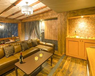 Hotel Qt Senboku (Adult Only) - Sakai - Wohnzimmer