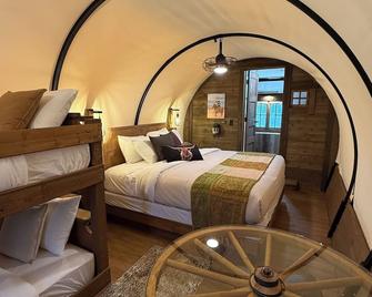 Hansen Inn & Cabins - Wall - Bedroom