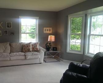 Perfect home near PSU! - State College - Living room