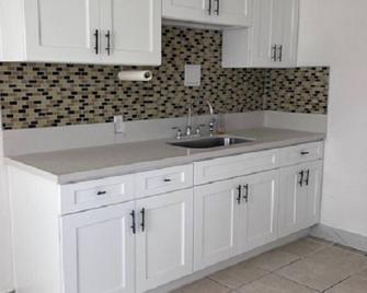 Cozy Cottage Near Mountain - San Bernardino - Kitchen