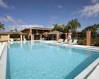 美洲最有價值酒店 – 佛羅里達 Turnpike 及 I-95 路口 - 匹爾斯堡 - 皮爾斯堡 - 游泳池