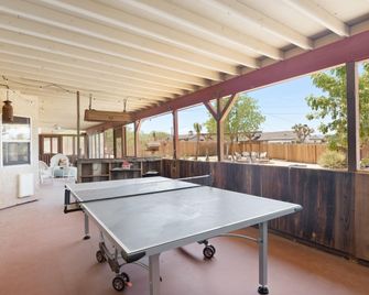 Euphorbia House - Fire Pit, Ping Pong, Tether Ball & Dark Skies 3 Bedroom Home by RedAwning - Yucca Valley