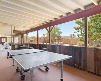Euphorbia House - Fire Pit, Ping Pong, Tether Ball & Dark Skies 3 Bedroom Home by RedAwning - Yucca Valley