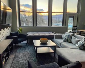 Modern, spacious Loft with River View just off GAP trail - Confluence - Sala de estar