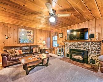 East Tawas Cabin with Deck, Backyard and Fire Pit! - East Tawas - Living room
