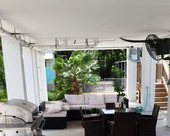 Charming 2-bedroom house with AC, WiFi in brilliant Tavernier - Tavernier - Binnenhof