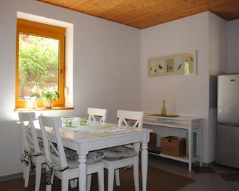 Comfort apartment with a large terrace in a very quiet location on the wine route - Bobenheim am Berg - Comedor